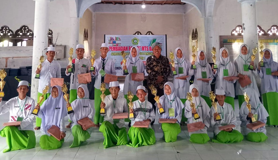 Pembagian Rapor Semester Ganjil dan Pengumuman Perpulangan Santri Pondok Pesantren Darus Shofa
