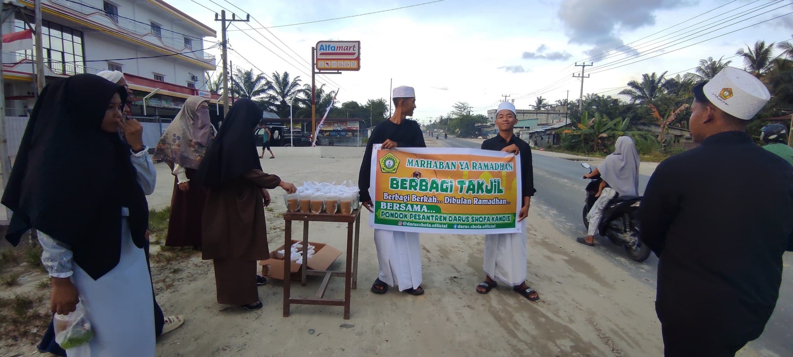 Marhaban Ya Ramadhan: Pondok Pesantren Darus Shofa Kandis Gelar Kegiatan Berbagi Takjil