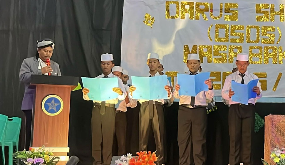 Serah Terima Jabatan Organisasi Santri Darus Shofa masa bakti 2025-2026, sekaligus Pelatikan pengasuhan Putra dan Putri yang langsung di sahkan oleh bapak Pimpinan Pondok Pesantren Darus Shofa.